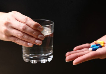 Чим запивати таблетки: вода, сік, молоко, кава і чай